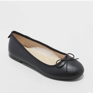 💕Size 2 Cat & Jack black ballet style dress shoes with little bow.
